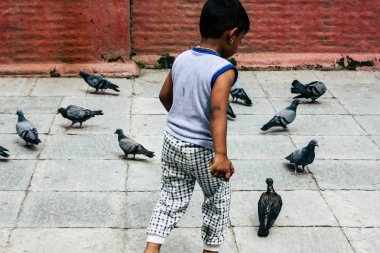 Katmandu Nepal 24 Ağustos 2018 Shree Gha Stupa tapınak oynayan bir Nepal çocuk görünümünü bulunan Naghal bölgesinde sabah Kathmandu Thamel ve Durbar Meydanı arasında