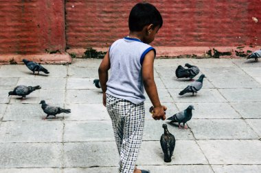 Katmandu Nepal 24 Ağustos 2018 Shree Gha Stupa tapınak oynayan bir Nepal çocuk görünümünü bulunan Naghal bölgesinde sabah Kathmandu Thamel ve Durbar Meydanı arasında