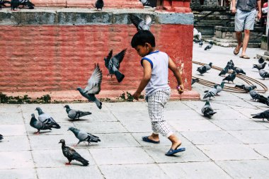 Katmandu Nepal 24 Ağustos 2018 Shree Gha Stupa tapınak oynayan bir Nepal çocuk görünümünü bulunan Naghal bölgesinde sabah Kathmandu Thamel ve Durbar Meydanı arasında