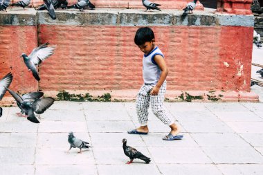 Katmandu Nepal 24 Ağustos 2018 Shree Gha Stupa tapınak oynayan bir Nepal çocuk görünümünü bulunan Naghal bölgesinde sabah Kathmandu Thamel ve Durbar Meydanı arasında