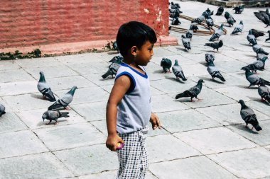 Katmandu Nepal 24 Ağustos 2018 Shree Gha Stupa tapınak oynayan bir Nepal çocuk görünümünü bulunan Naghal bölgesinde sabah Kathmandu Thamel ve Durbar Meydanı arasında
