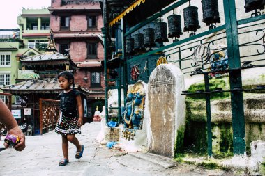 Katmandu Nepal 24 Ağustos 2018 Shree Gha Stupa tapınak oynayan bir Nepal çocuk görünümünü bulunan Naghal bölgesinde sabah Kathmandu Thamel ve Durbar Meydanı arasında
