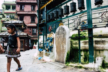 Katmandu Nepal 24 Ağustos 2018 Shree Gha Stupa tapınak oynayan bir Nepal çocuk görünümünü bulunan Naghal bölgesinde sabah Kathmandu Thamel ve Durbar Meydanı arasında