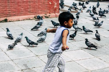Katmandu Nepal 24 Ağustos 2018 Shree Gha Stupa tapınak oynayan bir Nepal çocuk görünümünü bulunan Naghal bölgesinde sabah Kathmandu Thamel ve Durbar Meydanı arasında