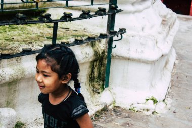 Katmandu Nepal 24 Ağustos 2018 Shree Gha Stupa tapınak oynayan bir Nepal çocuk görünümünü bulunan Naghal bölgesinde sabah Kathmandu Thamel ve Durbar Meydanı arasında