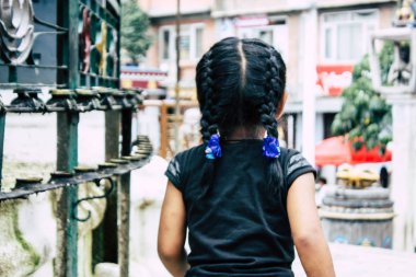 Katmandu Nepal 24 Ağustos 2018 Shree Gha Stupa tapınak oynayan bir Nepal çocuk görünümünü bulunan Naghal bölgesinde sabah Kathmandu Thamel ve Durbar Meydanı arasında