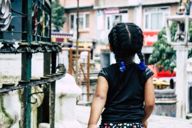 Katmandu Nepal 24 Ağustos 2018 Shree Gha Stupa tapınak oynayan bir Nepal çocuk görünümünü bulunan Naghal bölgesinde sabah Kathmandu Thamel ve Durbar Meydanı arasında