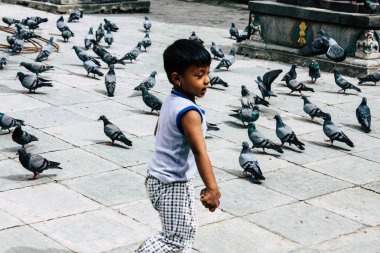 Katmandu Nepal 24 Ağustos 2018 Shree Gha Stupa tapınak oynayan bir Nepal çocuk görünümünü bulunan Naghal bölgesinde sabah Kathmandu Thamel ve Durbar Meydanı arasında