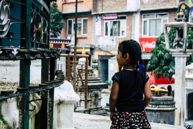 Katmandu Nepal 24 Ağustos 2018 Shree Gha Stupa tapınak oynayan bir Nepal çocuk görünümünü bulunan Naghal bölgesinde sabah Kathmandu Thamel ve Durbar Meydanı arasında