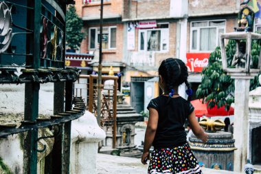 Katmandu Nepal 24 Ağustos 2018 Shree Gha Stupa tapınak oynayan bir Nepal çocuk görünümünü bulunan Naghal bölgesinde sabah Kathmandu Thamel ve Durbar Meydanı arasında