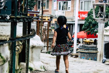 Katmandu Nepal 24 Ağustos 2018 Shree Gha Stupa tapınak oynayan bir Nepal çocuk görünümünü bulunan Naghal bölgesinde sabah Kathmandu Thamel ve Durbar Meydanı arasında