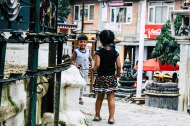 Katmandu Nepal 24 Ağustos 2018 Shree Gha Stupa tapınak oynayan bir Nepal çocuk görünümünü bulunan Naghal bölgesinde sabah Kathmandu Thamel ve Durbar Meydanı arasında