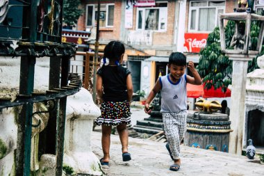 Katmandu Nepal 24 Ağustos 2018 Shree Gha Stupa tapınak oynayan bir Nepal çocuk görünümünü bulunan Naghal bölgesinde sabah Kathmandu Thamel ve Durbar Meydanı arasında