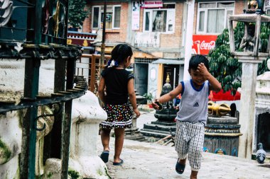 Katmandu Nepal 24 Ağustos 2018 Shree Gha Stupa tapınak oynayan bir Nepal çocuk görünümünü bulunan Naghal bölgesinde sabah Kathmandu Thamel ve Durbar Meydanı arasında