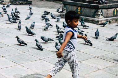 Katmandu Nepal 24 Ağustos 2018 Shree Gha Stupa tapınak oynayan bir Nepal çocuk görünümünü bulunan Naghal bölgesinde sabah Kathmandu Thamel ve Durbar Meydanı arasında