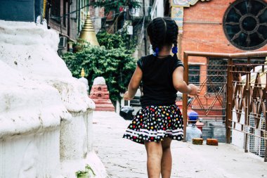 Katmandu Nepal 24 Ağustos 2018 Shree Gha Stupa tapınak oynayan bir Nepal çocuk görünümünü bulunan Naghal bölgesinde sabah Kathmandu Thamel ve Durbar Meydanı arasında
