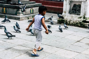 Katmandu Nepal 24 Ağustos 2018 Shree Gha Stupa tapınak oynayan bir Nepal çocuk görünümünü bulunan Naghal bölgesinde sabah Kathmandu Thamel ve Durbar Meydanı arasında