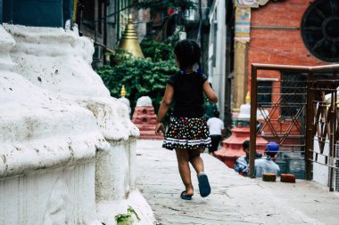 Katmandu Nepal 24 Ağustos 2018 Shree Gha Stupa tapınak oynayan bir Nepal çocuk görünümünü bulunan Naghal bölgesinde sabah Kathmandu Thamel ve Durbar Meydanı arasında