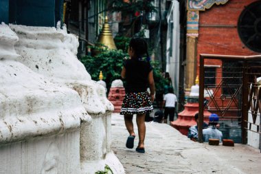 Katmandu Nepal 24 Ağustos 2018 Shree Gha Stupa tapınak oynayan bir Nepal çocuk görünümünü bulunan Naghal bölgesinde sabah Kathmandu Thamel ve Durbar Meydanı arasında