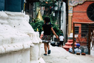 Katmandu Nepal 24 Ağustos 2018 Shree Gha Stupa tapınak oynayan bir Nepal çocuk görünümünü bulunan Naghal bölgesinde sabah Kathmandu Thamel ve Durbar Meydanı arasında