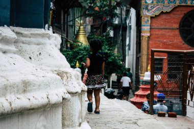 Katmandu Nepal 24 Ağustos 2018 Shree Gha Stupa tapınak oynayan bir Nepal çocuk görünümünü bulunan Naghal bölgesinde sabah Kathmandu Thamel ve Durbar Meydanı arasında
