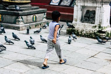 Katmandu Nepal 24 Ağustos 2018 Shree Gha Stupa tapınak oynayan bir Nepal çocuk görünümünü bulunan Naghal bölgesinde sabah Kathmandu Thamel ve Durbar Meydanı arasında