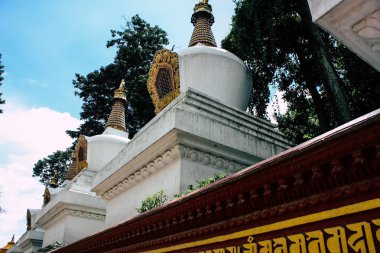 Katmandu Nepal 23 Ağustos 2018 tapınağın görünümünü akşam Katmandu bölgesinde Swayambhunath maymun tapınakta dibinde bulunan