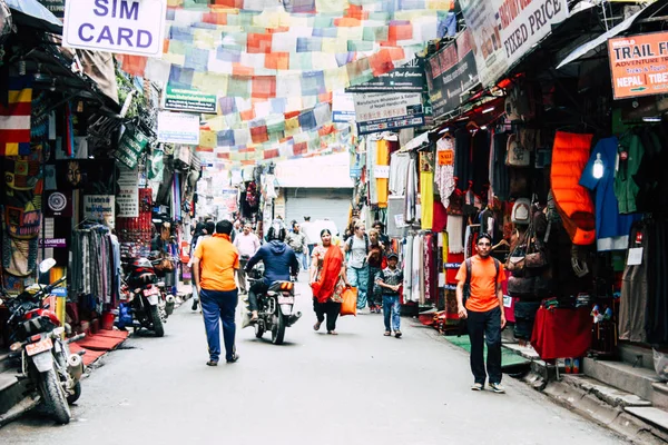 Katmandú Nepal Agosto 2018 Vista Desconocidos Nepalíes Caminando Por Calle — Foto de Stock