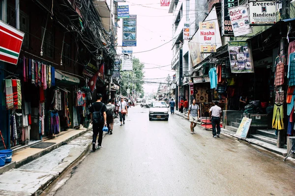 Katmandu Nepal 24 Ağustos 2018 Katmandu Thamel sokakta akşamları bilinmeyenli Nepalce insanlar görünümünü