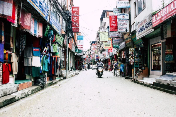 Katmandu Nepal 24 Ağustos 2018 Katmandu Thamel sokakta akşamları bilinmeyenli Nepalce insanlar görünümünü
