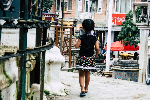 Katmandu Nepal 24 Ağustos 2018 Shree Gha Stupa tapınak oynayan bir Nepal çocuk görünümünü bulunan Naghal bölgesinde sabah Kathmandu Thamel ve Durbar Meydanı arasında