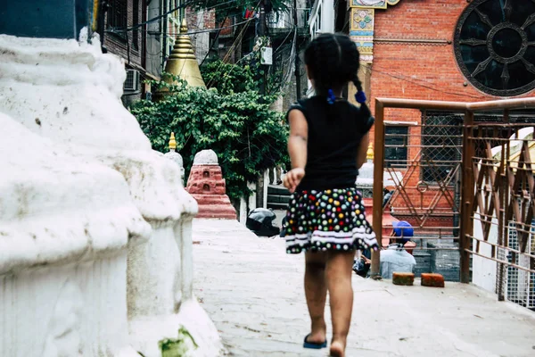 Katmandu Nepal 24 Ağustos 2018 Shree Gha Stupa tapınak oynayan bir Nepal çocuk görünümünü bulunan Naghal bölgesinde sabah Kathmandu Thamel ve Durbar Meydanı arasında