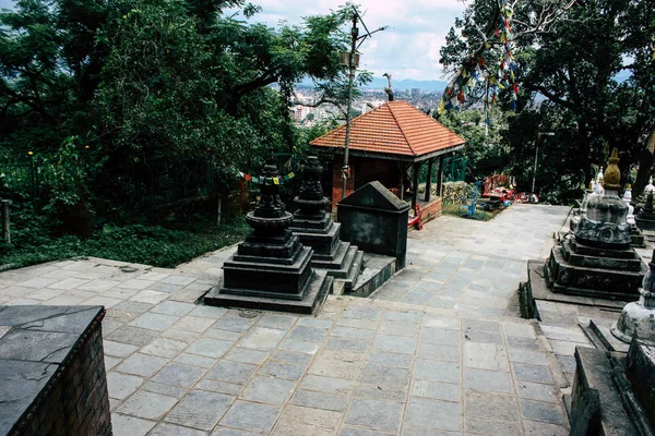 ネパール カトマンズ 2018 寺観は夕方カトマンズ スワヤンブナート地区に猿の寺院の下部にあります — ストック写真