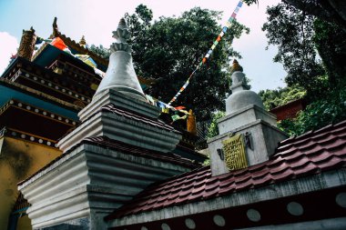 Katmandu Nepal 23 Ağustos 2018 tapınağın görünümünü akşam Katmandu bölgesinde Swayambhunath maymun tapınakta dibinde bulunan