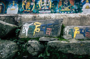 Katmandu Nepal 23 Ağustos 2018 tapınağın görünümünü akşam Katmandu bölgesinde Swayambhunath maymun tapınakta dibinde bulunan