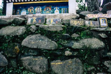 Katmandu Nepal 23 Ağustos 2018 tapınağın görünümünü akşam Katmandu bölgesinde Swayambhunath maymun tapınakta dibinde bulunan