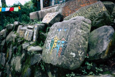Katmandu Nepal 23 Ağustos 2018 tapınağın görünümünü akşam Katmandu bölgesinde Swayambhunath maymun tapınakta dibinde bulunan