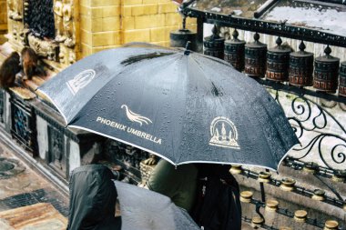 Katmandu Nepal 23 Ağustos 2018 maymun Tapınağı ziyaret bilinmeyenli turist görünümünü bulunan Swayambhunath bölgesi içinde Katmandu akşam