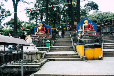 Katmandu Nepal 23 Ağustos 2018 maymun Tapınağı ziyaret bilinmeyenli turist görünümünü bulunan Swayambhunath bölgesi içinde Katmandu akşam
