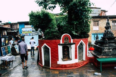 Katmandu Nepal 23 Ağustos 2018 maymun Tapınağı ziyaret bilinmeyenli turist görünümünü bulunan Swayambhunath bölgesi içinde Katmandu akşam