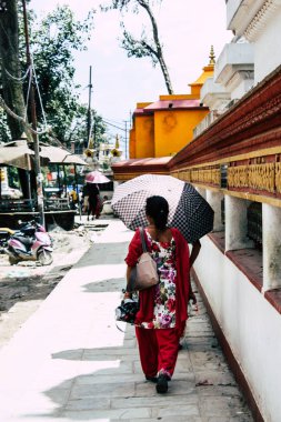 Katmandu Nepal 23 Ağustos 2018 maymun Tapınağı ziyaret bilinmeyenli turist görünümünü bulunan Swayambhunath bölgesi içinde Katmandu akşam