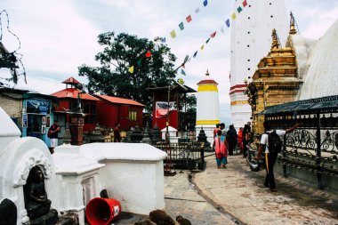 Katmandu Nepal 23 Ağustos 2018 maymun Tapınağı ziyaret bilinmeyenli turist görünümünü bulunan Swayambhunath bölgesi içinde Katmandu akşam