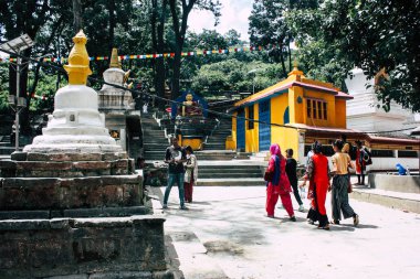 Katmandu Nepal 23 Ağustos 2018 maymun Tapınağı ziyaret bilinmeyenli turist görünümünü bulunan Swayambhunath bölgesi içinde Katmandu akşam