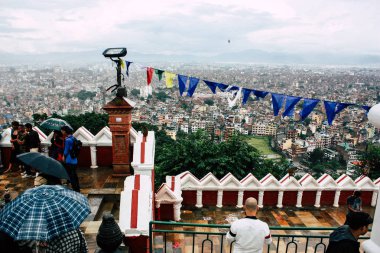 Katmandu Nepal 23 Ağustos 2018 maymun Tapınağı ziyaret bilinmeyenli turist görünümünü bulunan Swayambhunath bölgesi içinde Katmandu akşam