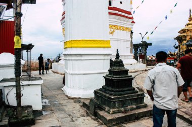 Katmandu Nepal 23 Ağustos 2018 maymun Tapınağı ziyaret bilinmeyenli turist görünümünü bulunan Swayambhunath bölgesi içinde Katmandu akşam