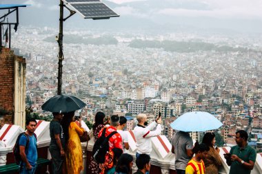 Katmandu Nepal 23 Ağustos 2018 maymun Tapınağı ziyaret bilinmeyenli turist görünümünü bulunan Swayambhunath bölgesi içinde Katmandu akşam