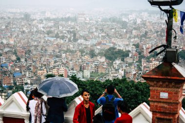 Katmandu Nepal 23 Ağustos 2018 maymun Tapınağı ziyaret bilinmeyenli turist görünümünü bulunan Swayambhunath bölgesi içinde Katmandu akşam