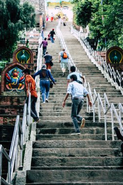 Katmandu Nepal 23 Ağustos 2018 maymun Tapınağı ziyaret bilinmeyenli turist görünümünü bulunan Swayambhunath bölgesi içinde Katmandu akşam