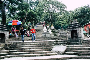 Katmandu Nepal 23 Ağustos 2018 maymun Tapınağı ziyaret bilinmeyenli turist görünümünü bulunan Swayambhunath bölgesi içinde Katmandu akşam