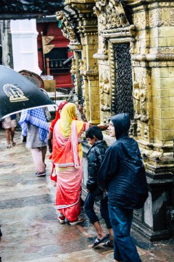 Katmandu Nepal 23 Ağustos 2018 bilinmeyenli insanlar maymun tapınakta dua görünümünü bulunan Swayambhunath bölgesi Katmandu içinde akşam